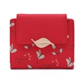 Détail du portefeuille rouge en similicuir avec imprimé feuilles et boucle dorée - Rouge