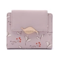 Détail du portefeuille rose en similicuir avec boucle feuille dorée et motifs floraux - Rose