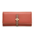 Vue détaillée du cuir grainé orange brique et du logo métallique doré sur le portefeuille - Orange
