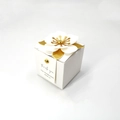 Detail der weißen quadratischen Geschenkbox mit 3D-Papierblume und goldenem Etikett - Ganz Weiß Stil 8