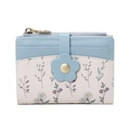 Détail du portefeuille à fleurs bleu clair avec fermoir fleur en cuir et boucle dorée - Bleu