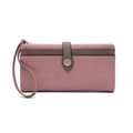 Detail van tweekleurige lange portemonnee in roze en taupe met goudkleurige knop en polsband - Roze