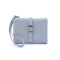 Détail d'un portefeuille femme bleu clair avec boucle cœur en métal et dragonne intégrée - Bleu clair