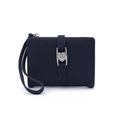 Détail d'un portefeuille pour femme bleu marine avec boucle en cœur et dragonne pratique - Bleu Royal