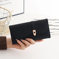 Dettaglio del portafoglio lungo nero da donna in PU con elegante chiusura floreale dorata - Nero