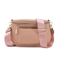 Detalle de bolso bandolera rosa palo en cuero granulado con doble cremallera y correa ancha - Rosa