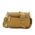 Vista frontal detallada del bolso bandolera de cuero PU amarillo mostaza y correa ancha - Verde amarillento