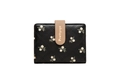 Détail du portefeuille en similicuir noir avec motifs floraux et fermoir Prettyzys - Noir