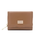 Gros plan sur le portefeuille femme en similicuir caramel avec logo fleur et surpiqûres - Marron