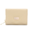 Cartera corta de cuero PU para mujer con costuras onduladas y placa de flores - Amarillo