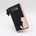 Nahaufnahme der schwarz-pinken PU-Ledergeldbörse mit Katzenmotiv und Anhänger - Schwarz