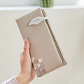 Damen-Langbrieftasche in Beige mit Gänseblümchen-Print und Blatt-Schnallenverschluss - Khaki