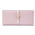 Dettaglio del portafoglio in pelle rosa con fiocco dorato e logo inciso sulla patta - Stile di decorazione a fiocco / Rosa