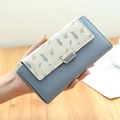 Portefeuille long pour femme en similicuir bleu gris et crème avec motif feuilles et boucle dorée - Bleu