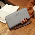 Portefeuille long bleu mat pour femme avec fermeture éclair et dragonne au poignet - Gris clair