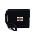 Detalle de cartera negra de cuero PU con hebilla de lazo dorado y logotipo grabado - Negro