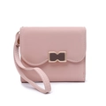 Detalle de cartera rosa de cuero PU con hebilla metálica dorada y correa de muñeca - Rosa