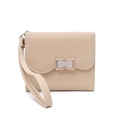 Detalle de cartera en cuero PU beige con cierre de lazo dorado y correa para la muñeca - Amarillo