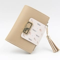 Portafoglio corto beige in ecopelle con stampa a foglie e nappa con fibbia metallica - Albicocca
