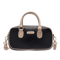 Detalle de bolso bandolera negro con asas beige y placa de metal dorado con logo - Negro