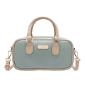 Detalle de bolso Boston de cuero verde claro con ribete beige y correa ajustable - Verde