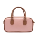 Detalle de bolso bandolera de ecopiel rosa con asas marrones y adornos dorados - Rosa