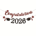 Makroaufnahme der roten Glitzer Girlande Congratulations 2026 mit Sternen und Doktorhut Motiv - Congratulations 2026 Abschluss Banner (Fertig)