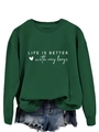 Détail du sweat vert forêt avec impression blanche du slogan Life is better with my boys - S / Vert Foncé (Police Blanche)