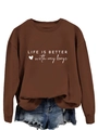 Détail du texte 'LIFE IS BETTER with my boys' sur sweat-shirt marron foncé - Café (Police Blanche)