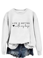 Détail du sweat blanc avec texte noir Life Is Better With My Boys et motif de cœur - Blanc (Police Noire)
