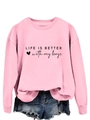 Détail du sweat rose avec texte Life is better with my boys et short en jean bleu clair - Rose (Texte Noir)