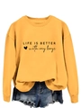 Vue à plat d'un sweat-shirt jaune moutarde avec slogan et short en jean bleu assorti - Jaune (Police Noire)