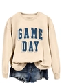 Détail du sweat Game Day à col rond avec poignets côtelés et short en jean effiloché - S / Sable