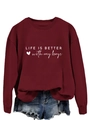 Gros plan du texte LIFE IS BETTER with my boys sur le sweat-shirt bordeaux - Rouge Vin (Police Blanche)