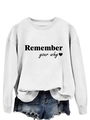 Dettaglio della stampa 'Remember your why' e del motivo a cuore su felpa bianca - Felpa Bianca (Carattere Nero)