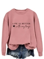 Sweat rose à col rond avec motif 'Life is better with my boys' et short en jean - Or Rose (Police Noire)