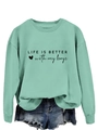 Détail d'un sweat vert menthe avec imprimé Life is better with my boys et icône de cœur - Vert Clair (Texte Noir)
