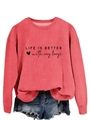 Détail du sweat à manches longues rouge avec texte imprimé 'LIFE IS BETTER with my boys' - Rouge (Police Noire)