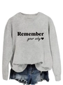 Dettaglio felpa grigio chiaro con stampa Remember Your Why e grafica a cuore - Felpa Grigia (Carattere Nero)