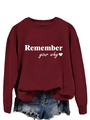 Dettaglio di una felpa bordeaux con la stampa dello slogan bianco Remember Your Why - Felpa Rosso Vino (Carattere Bianco)