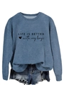 Détail de l'imprimé LIFE IS BETTER with my boys sur un sweat-shirt bleu en coton doux - Bleu (Police Noire)