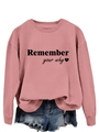 Dettaglio felpa rosa con stampa Remember your why e finiture in maglia a coste - Felpa Oro Rosa (Carattere Nero)
