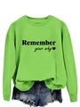 Dettaglio di una felpa verde brillante con scritte nere Remember Your Why e cuore - Felpa Verde Fluorescente (Carattere Nero)