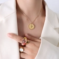 Collana placcata oro 18K con ciondolo moneta Elizabeth e anelli in resina floreale - Grande Piastra Rotonda con Ritratto (40+5cm) / Oro
