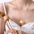 Collana in acciaio al titanio placcato oro 18K con ciondolo moneta vintage Regina Elisabetta - Grande Piastra Rotonda con Ritratto (50+5cm) / Oro