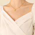 Collana a catena con sfere dorate, ciondolo rotondo inciso e charm in cristallo - Collana a Disco Rotondo Dorata Piccola (P601)