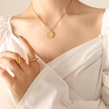 Collar bañado en oro 18K con colgante Good Luck y anillos minimalistas en modelo - Collar con Colgante Redondo Dorado