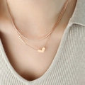 Collana a doppio strato in oro rosa con ciondolo Love e cuore indossata dal modello - Oro rosa