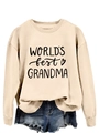 Dettaglio della stampa World's Best Grandma su felpa beige con pantaloncini di jeans - S / Sabbia