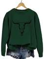 Vista macro del estampado de calavera longhorn en sudadera verde oscuro y pantalones cortos - Verde oscuro